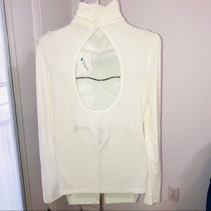 Not your typical turtle neck 😍NWT